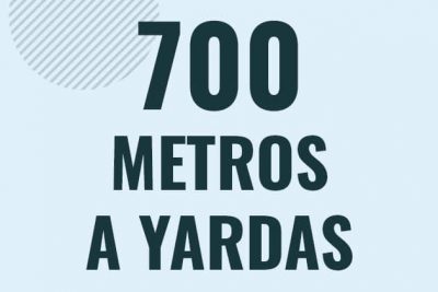 Profesor en pizarra explicando cuanto es 700 metros en yardas o como pasar de 700 m a yd