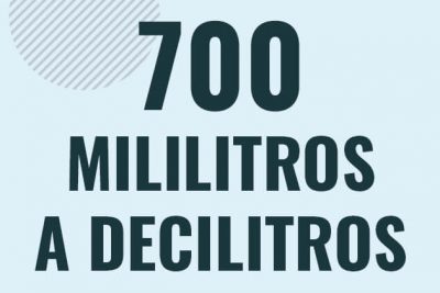 Profesor en pizarra explicando cuanto es 700 mililitros en decilitros o como pasar de 700 ml a dl