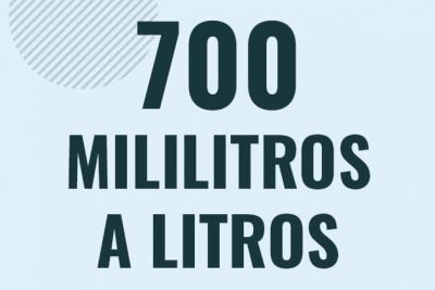 Profesor en pizarra explicando cuanto es 700 mililitros en litros o como pasar de 700 ml a l