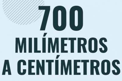 Profesor en pizarra explicando cuanto es 700 milimetros en centimetros o como pasar de 700 mm a cm