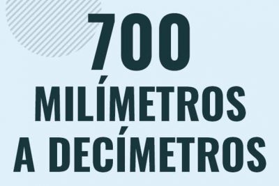 Profesor en pizarra explicando cuanto es 700 milimetros en decimetros o como pasar de 700 mm a dm