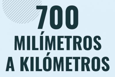 Profesor en pizarra explicando cuanto es 700 milimetros en kilometros o como pasar de 700 mm a km
