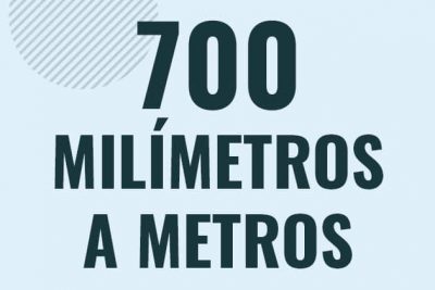Profesor en pizarra explicando cuanto es 700 milimetros en metros o como pasar de 700 mm a m