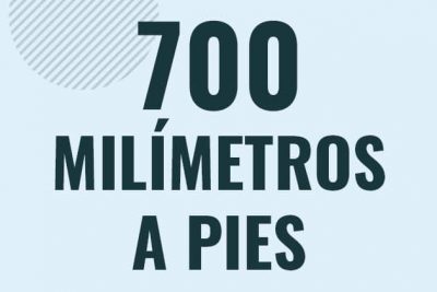 Profesor en pizarra explicando cuanto es 700 milimetros en pies o como pasar de 700 mm a ft