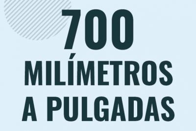 Profesor en pizarra explicando cuanto es 700 milimetros en pulgadas o como pasar de 700 mm a in