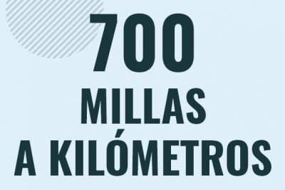Profesor en pizarra explicando cuanto es 700 millas en kilometros o como pasar de 700 mi a km