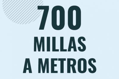 Profesor en pizarra explicando cuanto es 700 millas en metros o como pasar de 700 mi a m