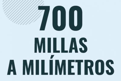 Profesor en pizarra explicando cuanto es 700 millas en milimetros o como pasar de 700 mi a mm