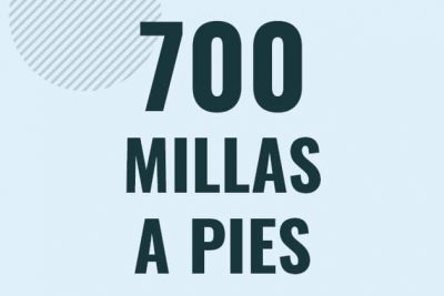 Profesor en pizarra explicando cuanto es 700 millas en pies o como pasar de 700 mi a ft