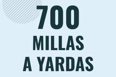 Profesor en pizarra explicando cuanto es 700 millas en yardas o como pasar de 700 mi a yd