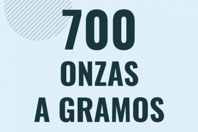 Profesor en pizarra explicando cuanto es 700 onzas en gramos o como pasar de 700 oz a g