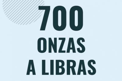 Profesor en pizarra explicando cuanto es 700 onzas en libras o como pasar de 700 oz a lb