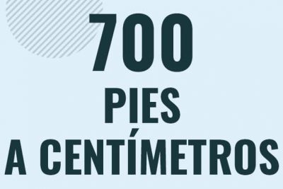 Profesor en pizarra explicando cuanto es 700 pies en centimetros o como pasar de 700 ft a cm