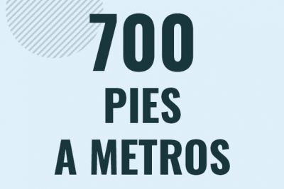 Profesor en pizarra explicando cuanto es 700 pies en metros o como pasar de 700 ft a m