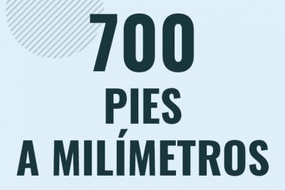 Profesor en pizarra explicando cuanto es 700 pies en milimetros o como pasar de 700 ft a mm