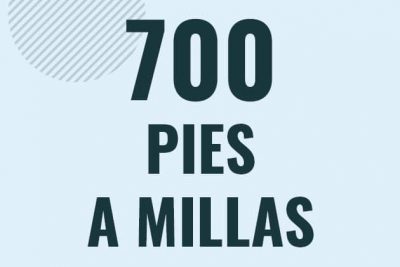 Profesor en pizarra explicando cuanto es 700 pies en millas o como pasar de 700 ft a mi