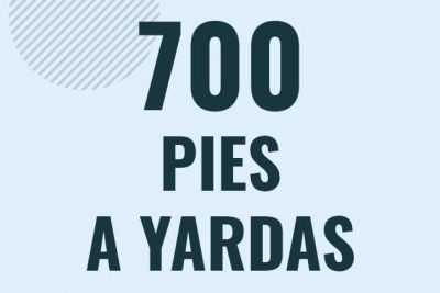 Profesor en pizarra explicando cuanto es 700 pies en yardas o como pasar de 700 ft a yd