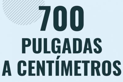 Profesor en pizarra explicando cuanto es 700 pulgadas en centimetros o como pasar de 700 in a cm