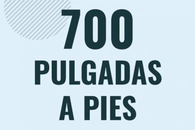 Profesor en pizarra explicando cuanto es 700 pulgadas en pies o como pasar de 700 in a ft