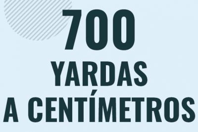 Profesor en pizarra explicando cuanto es 700 yardas en centimetros o como pasar de 700 yd a cm