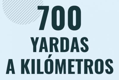 Profesor en pizarra explicando cuanto es 700 yardas en kilometros o como pasar de 700 yd a km