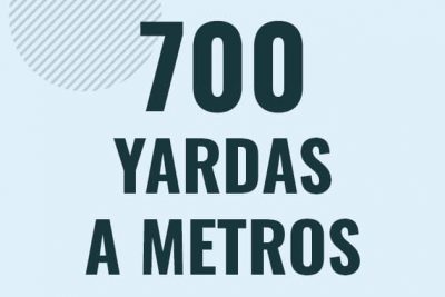 Profesor en pizarra explicando cuanto es 700 yardas en metros o como pasar de 700 yd a m