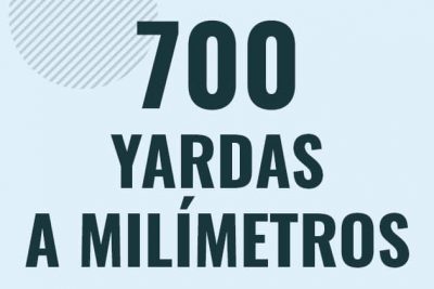 Profesor en pizarra explicando cuanto es 700 yardas en milimetros o como pasar de 700 yd a mm