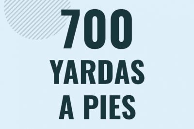 Profesor en pizarra explicando cuanto es 700 yardas en pies o como pasar de 700 yd a ft