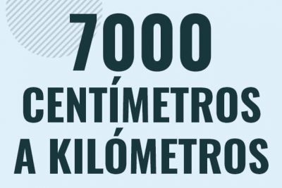 Profesor en pizarra explicando cuanto es 7000 centimetros en kilometros o como pasar de 7000 cm a km