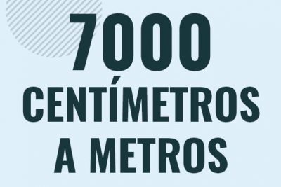 Profesor en pizarra explicando cuanto es 7000 centimetros en metros o como pasar de 7000 cm a m