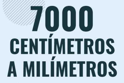 Profesor en pizarra explicando cuanto es 7000 centimetros en milimetros o como pasar de 7000 cm a mm