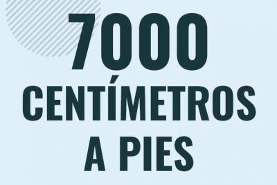 Profesor en pizarra explicando cuanto es 7000 centimetros en pies o como pasar de 7000 cm a ft