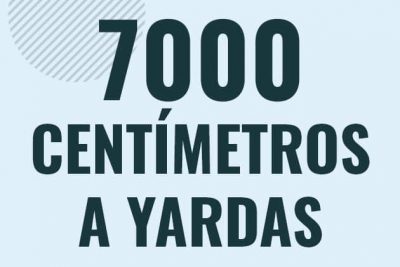 Profesor en pizarra explicando cuanto es 7000 centimetros en yardas o como pasar de 7000 cm a yd