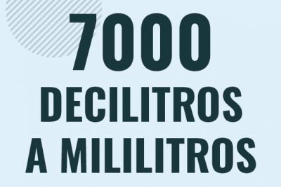 Profesor en pizarra explicando cuanto es 7000 decilitros en mililitros o como pasar de 7000 dl a ml