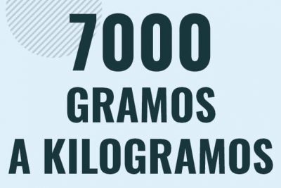 Profesor en pizarra explicando cuanto es 7000 gramos en kilogramos o como pasar de 7000 g a kg