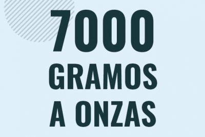 Profesor en pizarra explicando cuanto es 7000 gramos en onzas o como pasar de 7000 g a oz