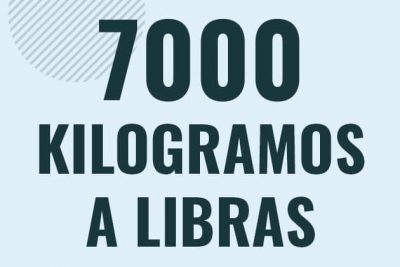 Profesor en pizarra explicando cuanto es 7000 kilogramos en libras o como pasar de 7000 kg a lb