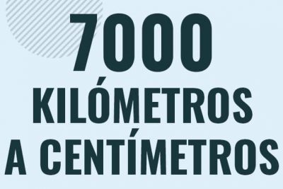 Profesor en pizarra explicando cuanto es 7000 kilometros en centimetros o como pasar de 7000 km a cm