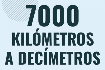 Profesor en pizarra explicando cuanto es 7000 kilometros en decimetros o como pasar de 7000 km a dm