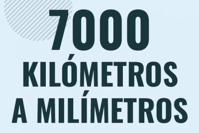 Profesor en pizarra explicando cuanto es 7000 kilometros en milimetros o como pasar de 7000 km a mm