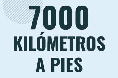 Profesor en pizarra explicando cuanto es 7000 kilometros en pies o como pasar de 7000 km a ft