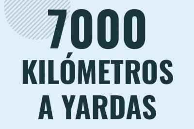 Profesor en pizarra explicando cuanto es 7000 kilometros en yardas o como pasar de 7000 km a yd