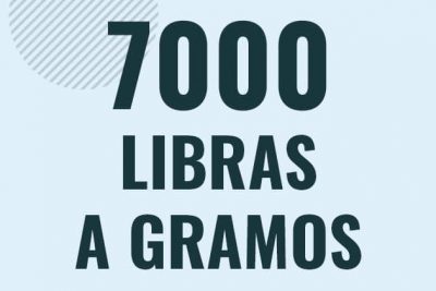 Profesor en pizarra explicando cuanto es 7000 libras en gramos o como pasar de 7000 lb a g