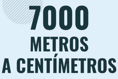 Profesor en pizarra explicando cuanto es 7000 metros en centimetros o como pasar de 7000 m a cm