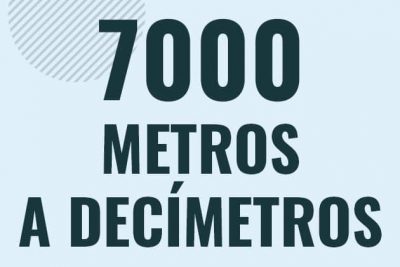 Profesor en pizarra explicando cuanto es 7000 metros en decimetros o como pasar de 7000 m a dm