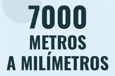Profesor en pizarra explicando cuanto es 7000 metros en milimetros o como pasar de 7000 m a mm