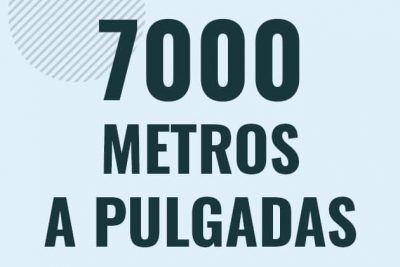 Profesor en pizarra explicando cuanto es 7000 metros en pulgadas o como pasar de 7000 m a in