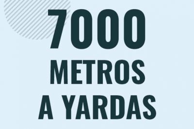 Profesor en pizarra explicando cuanto es 7000 metros en yardas o como pasar de 7000 m a yd
