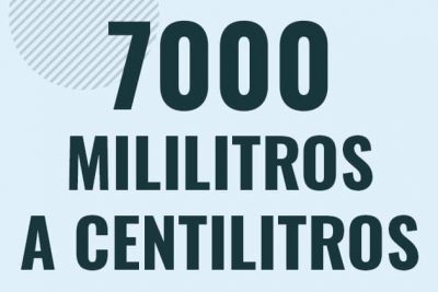 Profesor en pizarra explicando cuanto es 7000 mililitros en centilitros o como pasar de 7000 ml a cl