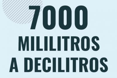 Profesor en pizarra explicando cuanto es 7000 mililitros en decilitros o como pasar de 7000 ml a dl